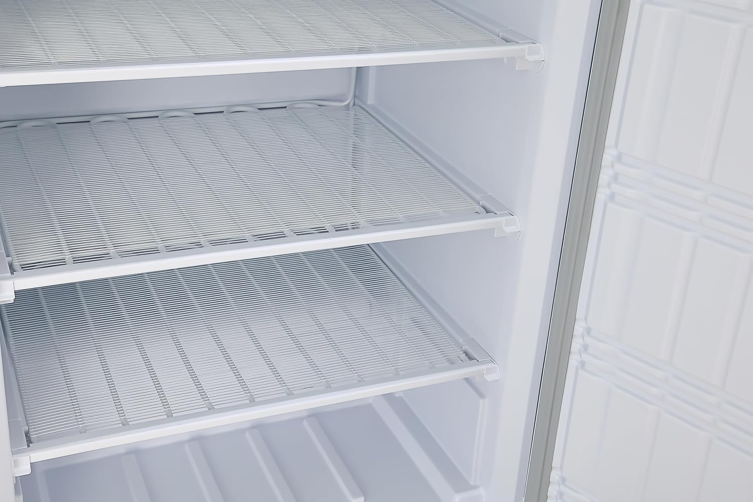 KoolMore KM-FMD20WH 21 Cu. ft. Commercial Reach-in Freezer in White Manual Defrost, Solid Door