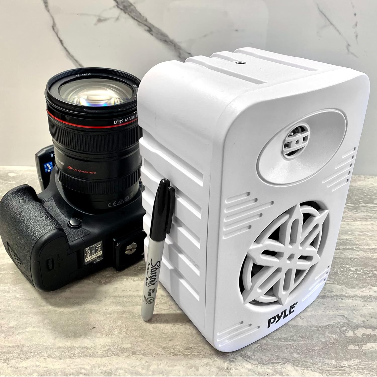 PyleUSA Indoor Outdoor Speakers Pair – 300W Dual Waterproof 4” 2-Way Full Range Speaker System with 1/2” High Compliance Polymer Tweeter for Home, Boat, Deck, Patio, or Poolside – White – PDWR45WT